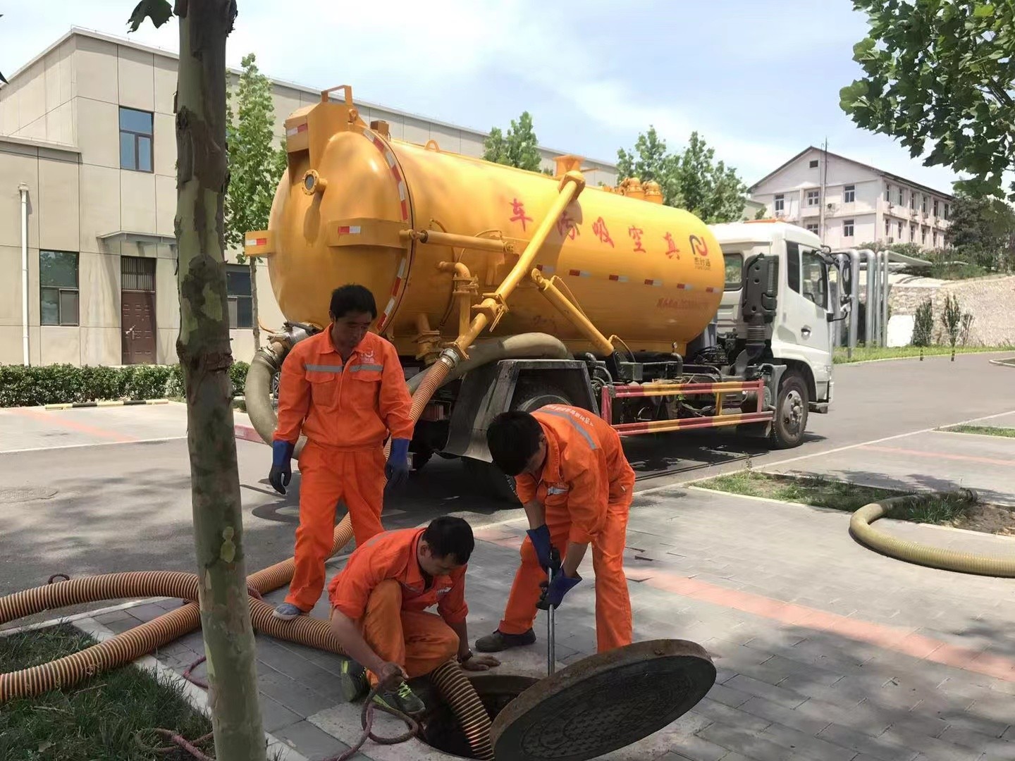 铺前镇管道疏通车停在窨井附近