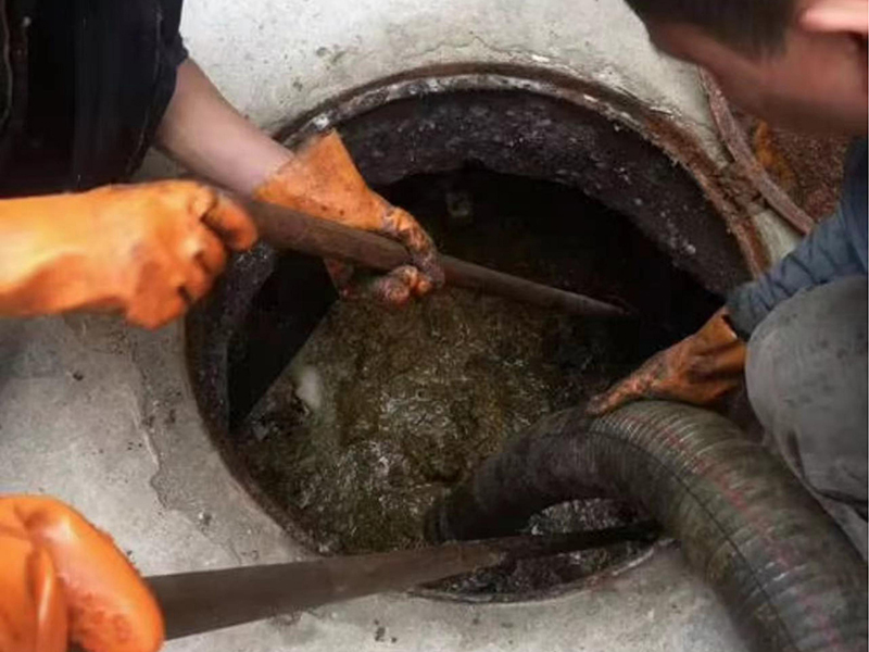 铺前镇清理化粪池时如何避免沼气的危害？